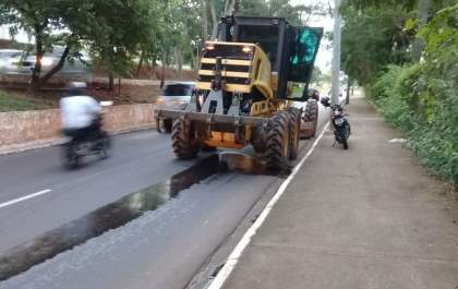 Vazamento de óleo de trator provoca quedas de motociclistas