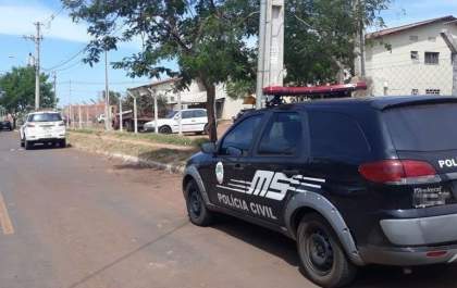 Homem xinga e acusa policiais em ação contra o tráfico de drogas