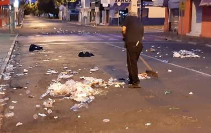 Homem é preso por quebrar lixeiras durante a madrugada em Penápolis