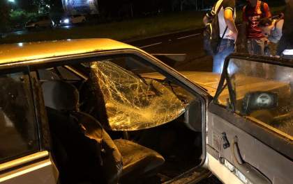 Motorista foge após atropelar estudantes na frente do Unisalesiano