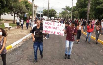 Estudantes realizam passeata contra a dengue em Valparaíso