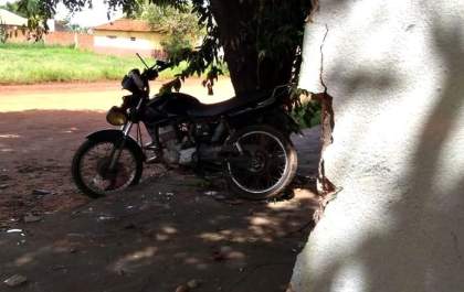 Suspeito foge da polícia com moto furtada, bate em árvore e acaba preso&nbsp;