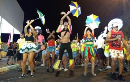 Blocos agitam primeira noite do Carnavenida em Piacatu