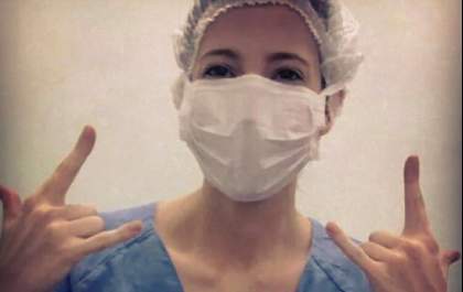 Um ano após transplante, jovem pedida em casamento em hospital conta experiência&nbsp;