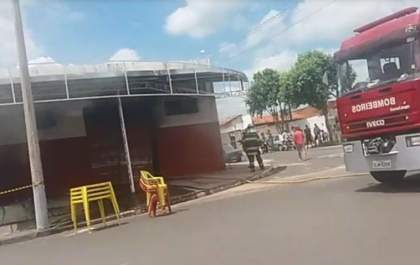 Bombeiros resgatam homem durante incêndio em bar de Penápolis