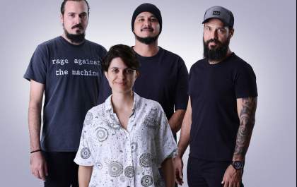 Banda Cigarros Índios lança single 'Carnaval'