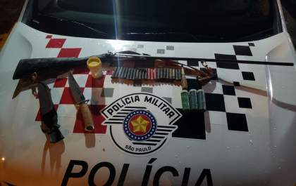 Homem é preso com espingarda e munição após ameaçar vizinho