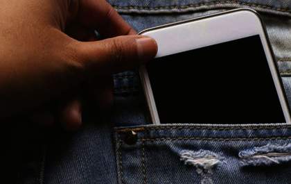 Jovem tem celular puxado do bolso da calça por ladrão na madrugada