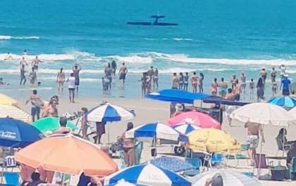 Piloto sobrevive após avião cair no mar no Guarujá