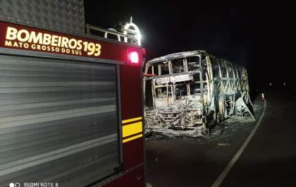 Ônibus queimado na BR 262