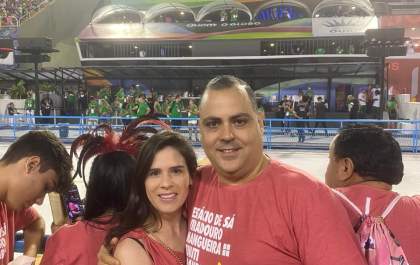 Casal curtiu carnaval na Marquês de Sapucaí