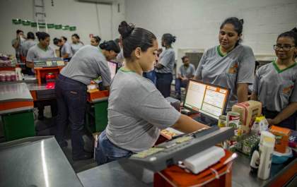 Contratados do Atacadão recebem treinamento