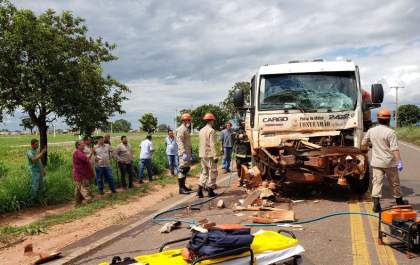 Acidente com caminhão deixa motorista ferido na BR-262