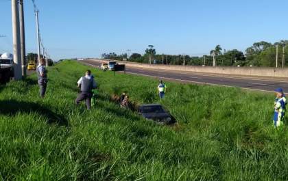 Homem morre após cair com carro em canaleta da Elyeser