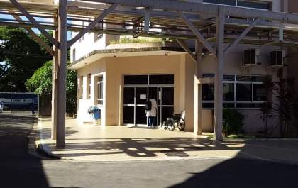 Proibição de acesso de ônibus e vans ao pátio do Hospital do Rim gera revolta