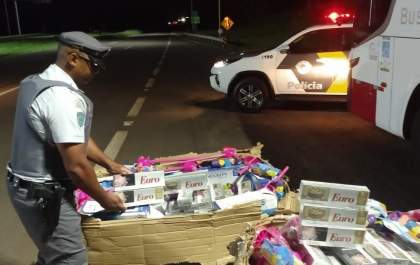 Jovem é preso com 3 mil maços de cigarro em ônibus&nbsp;
