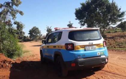 Carro sem as rodas é encontrado pela PM após denúncia anônima