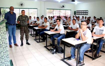 Nova turma do Tiro de Guerra começa a ter instruções em Andradina