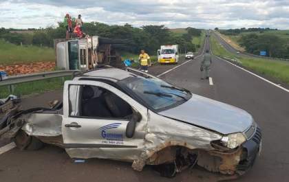 Cinco ficam feridos em colisão de caminhão com picape na Rondon