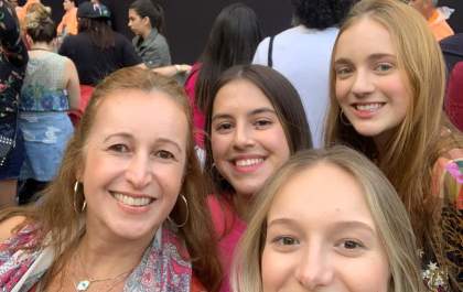Mãe acompanha filhas em show do Maroon 5