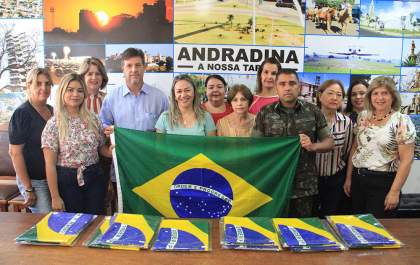 Exército envia bandeiras nacionais para escolas municipais