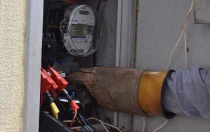Mulher descobre 'gato' no padrão de energia e denuncia vizinha para polícia