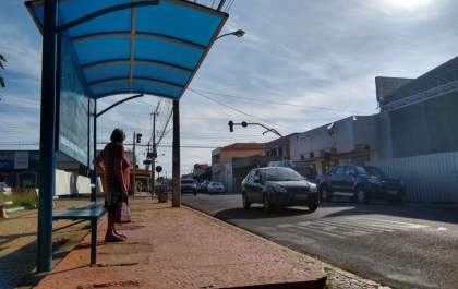 Guto pede mais abrigos em pontos de ônibus