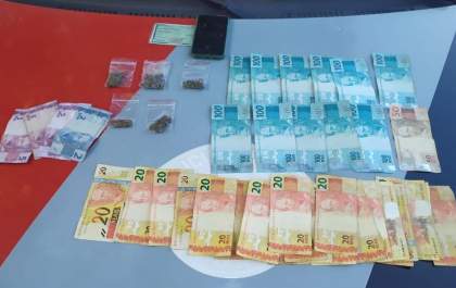 Mulher de preso é flagrada com maconha e tenta subornar policiais