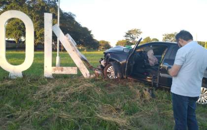 Carro invade rotatória em rodovia e derruba letreiro em Penápolis