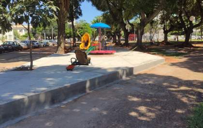 Brinquedos inclusivos são instalados, mas falta rampa para acessibilidade