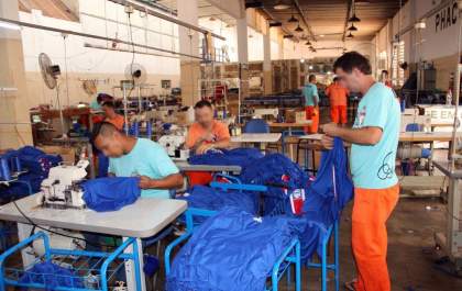 Detentos produzem materiais doados para alunos da Rede de Ensino