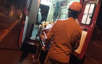 Acidentes deixam dois ciclistas feridos após colisão com moto e carro