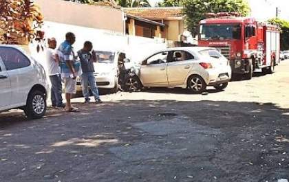 Cabeleireiro bate carro ‘emprestado’ em 3 veículos e recusa bafômetro