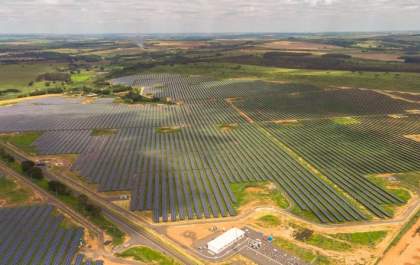 Placas solares descartadas geram energia para cerca de área ambiental