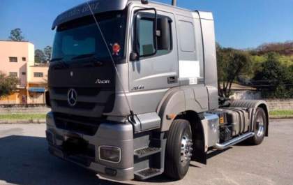 Motorista de carreta é preso por embriaguez após bater em poste