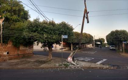 Motorista embriagado derruba poste neste domingo