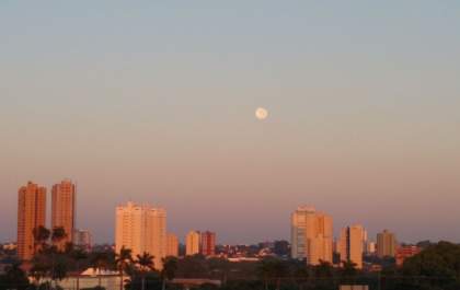 ‘Superlua’ encanta de noite e de dia