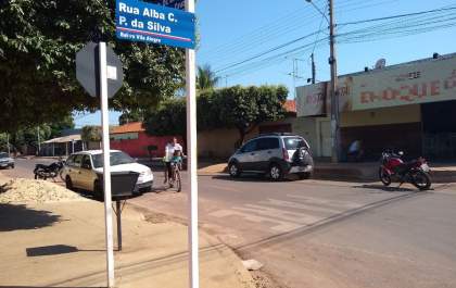 Colisão entre carro e moto deixa uma pessoa ferida no bairro Vila Alegre
