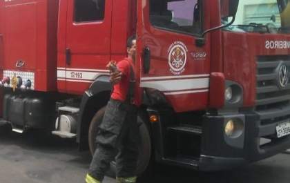 Estudante é hospitalizado após inalar fumaça em incêndio