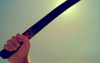 Homem tenta matar companheira mais jovem com facão