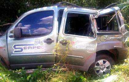 Carro com quatro ocupantes capota em trevo