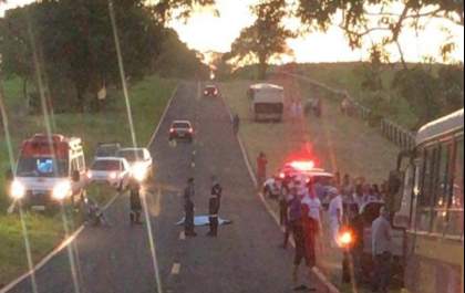 Radialista morre ao bater moto em ônibus