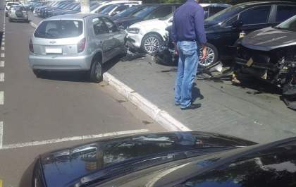 Motorista tem mal súbito e bate em seis carros parados na Brasília