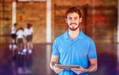 Falta de recursos escolares obriga professores de Ed. Física a usarem materiais pessoais