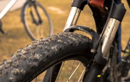 Bandidos levam bicicletas de R$ 8 mil e até “porquinho” de imóvel