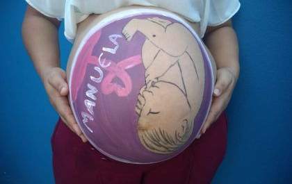 Barrigas de gestantes da Unidade de Saúde Interlagos recebem pinturas gestacionais
