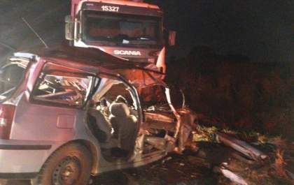 Cinco pessoas da mesma família morrem na colisão de carro com carreta bitrem em MS