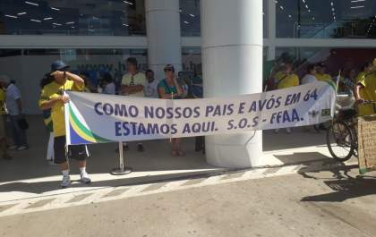 Apoiadores de Bolsonaro fazem carreata e pedem militares no poder