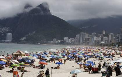 Defesa Civil vai às praias do Rio para pedir que banhistas se retirem
