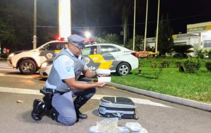 Mulher de 22 anos é presa com ‘supermaconha’ e haxixe